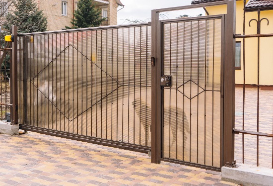 Купить ворота из профлиста с элементами ковки, с металлическими столбами в рамке или под дерево в Курганинске от 153930 руб