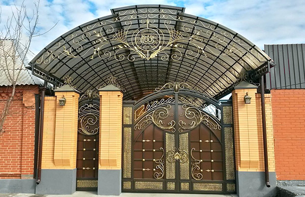 Купить или заказать ворота для дома с навесом - стильные и надежные решения для вашего участка в Курганинске от 41716 руб | ВоротМастер-Кгн